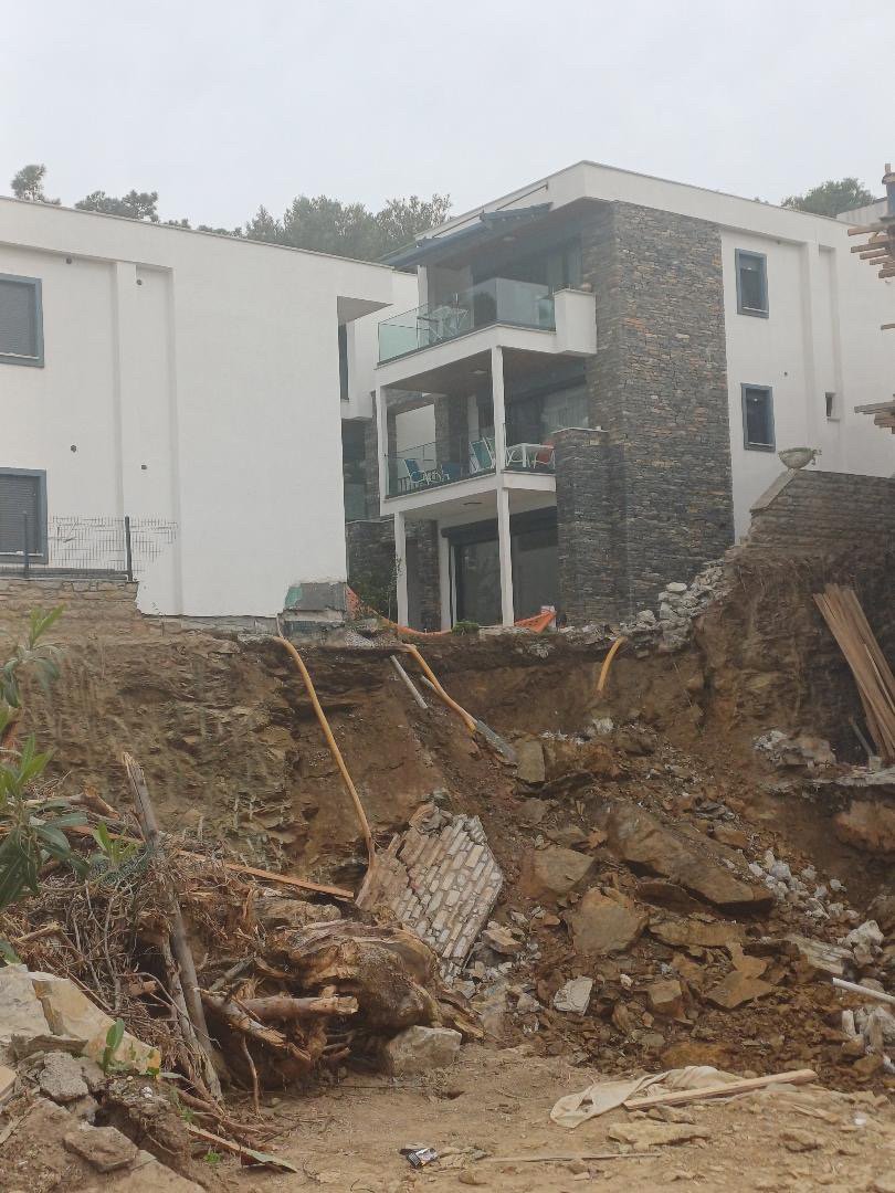 Çırkan’da Korkutan İddia: Şantiye Nedeniyle Site Zemini Çöktü, Binalar Tehlikede