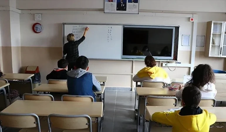 Okullar tatil mi son dakika? 16 Nisan Perşembe okullar tatil mi oldu? 2026 İstanbul, Ankara, Kahramanmaraş ve Şanlıurfa Valilik açıklamaları