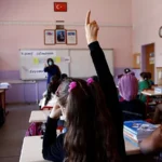 16-17 Nisan okullar tatil mi oldu, bugün hangi illerde okullar tatil? MEB bugün perşembe ve cuma günleri okul var mı, yok mu?