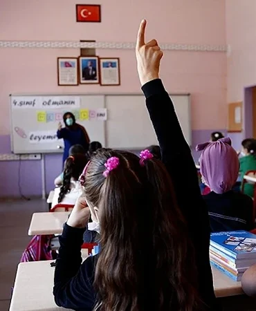 16-17 Nisan okullar tatil mi oldu, bugün hangi illerde okullar tatil? MEB bugün perşembe ve cuma günleri okul var mı, yok mu?
