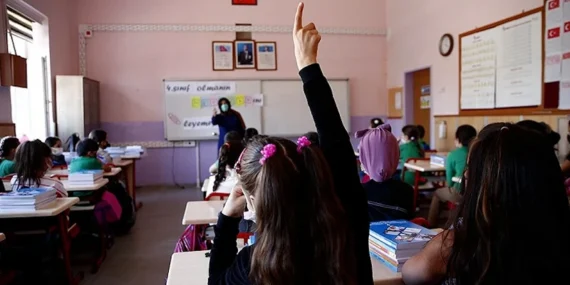 16-17 Nisan bugün okullar tatil mi, hangi illerde? MEB bugün perşembe ve cuma günleri okul var mı, yok mu?