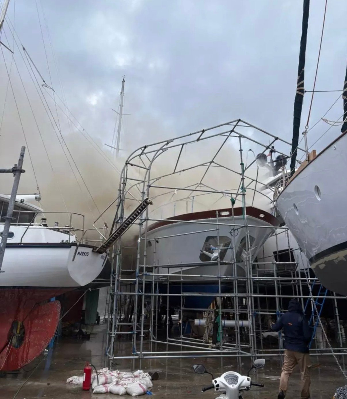 Ünlü İş İnsanı Sadri Şener’in Yatında Alevler Yükseldi