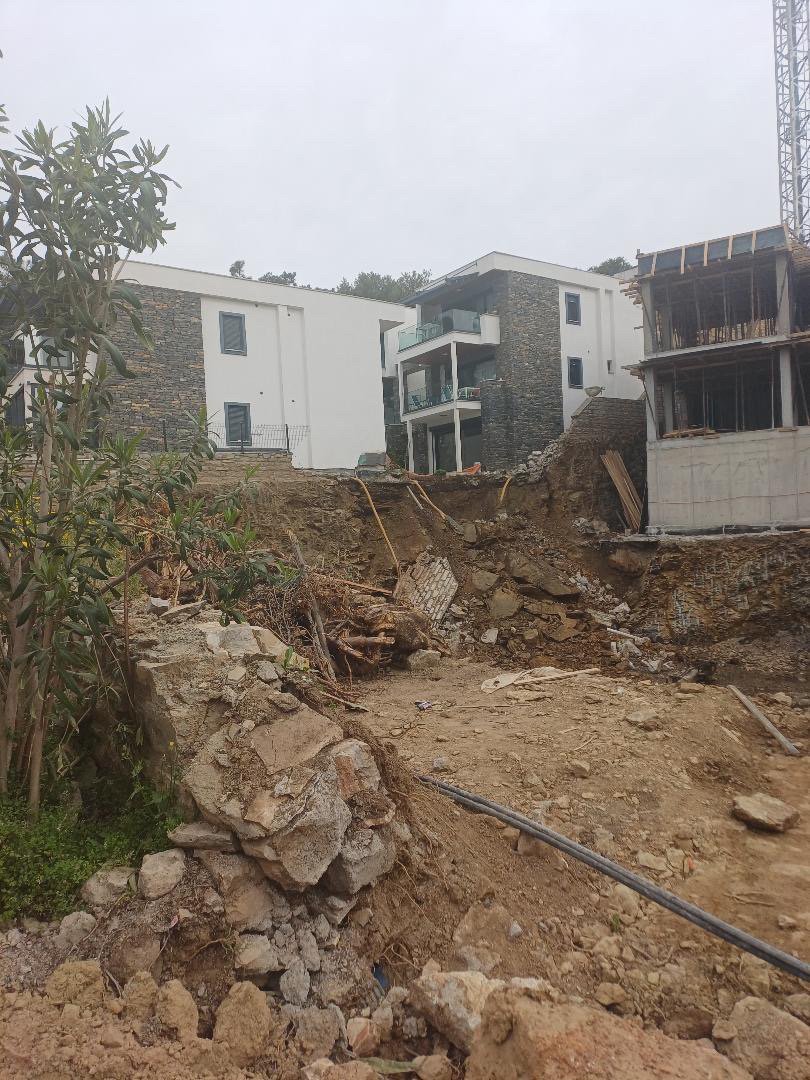 Çırkan’da Korkutan İddia: Şantiye Nedeniyle Site Zemini Çöktü, Binalar Tehlikede