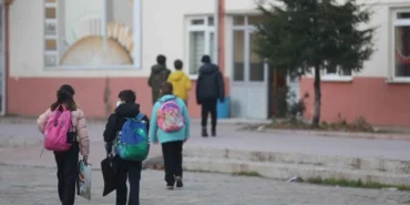 Yarın okullar tatil mi? 18 Mayıs Pazartesi yarım gün mü, tatil olacak mı? 19 Mayıs resmi tatili öncesi son durum