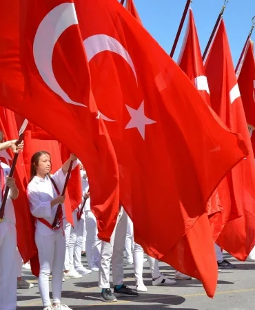 18 Mayıs Pazartesi yarım gün mü, 19 Mayıs 2026 resmi tatil mi? Okullar, üniversiteler ve bankalar açık mı? İşte tatil durumu