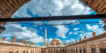 İzmir’de bayram namazı saat kaçta? 27 Mayıs 2026 İzmir Kurban Bayramı Namaz Vakti