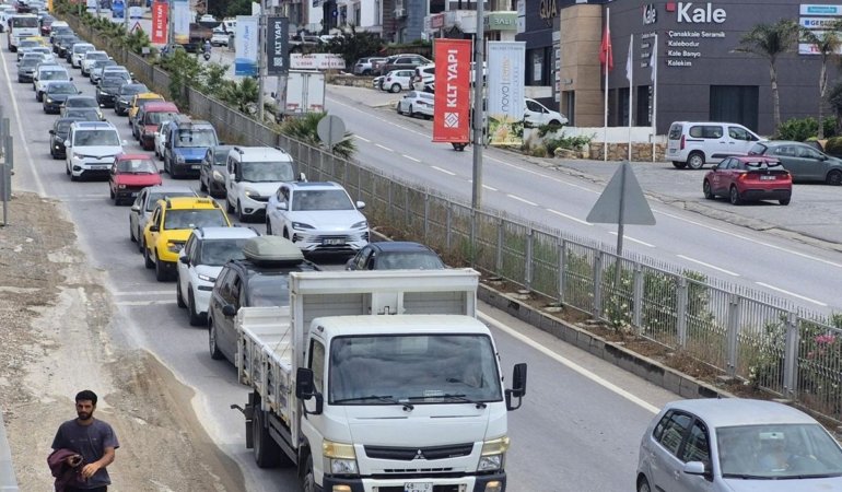 Akın akın geliyorlar! Bodrum’a 24 saatte 20 bin araç giriş yaptı