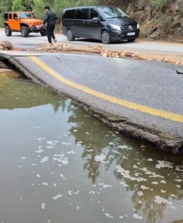Bodrum'da ana isale hattı patladı, tonlarca su yola aktı