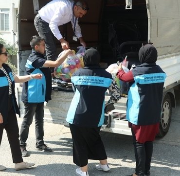 Bodrum'da çocuklara bayram öncesi oyuncak dağıtıldı