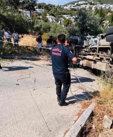 Bodrum’da İş Makinesi Taşıyan Kamyon Devrildi: 3 Yaralı