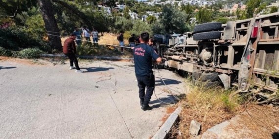 Bodrum’da İş Makinesi Taşıyan Kamyon Devrildi: 3 Yaralı