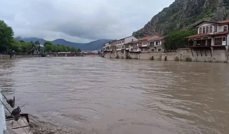 Amasya Taşova'da yarın okullar tatil mi? Valilikten son dakika açıklaması geldi