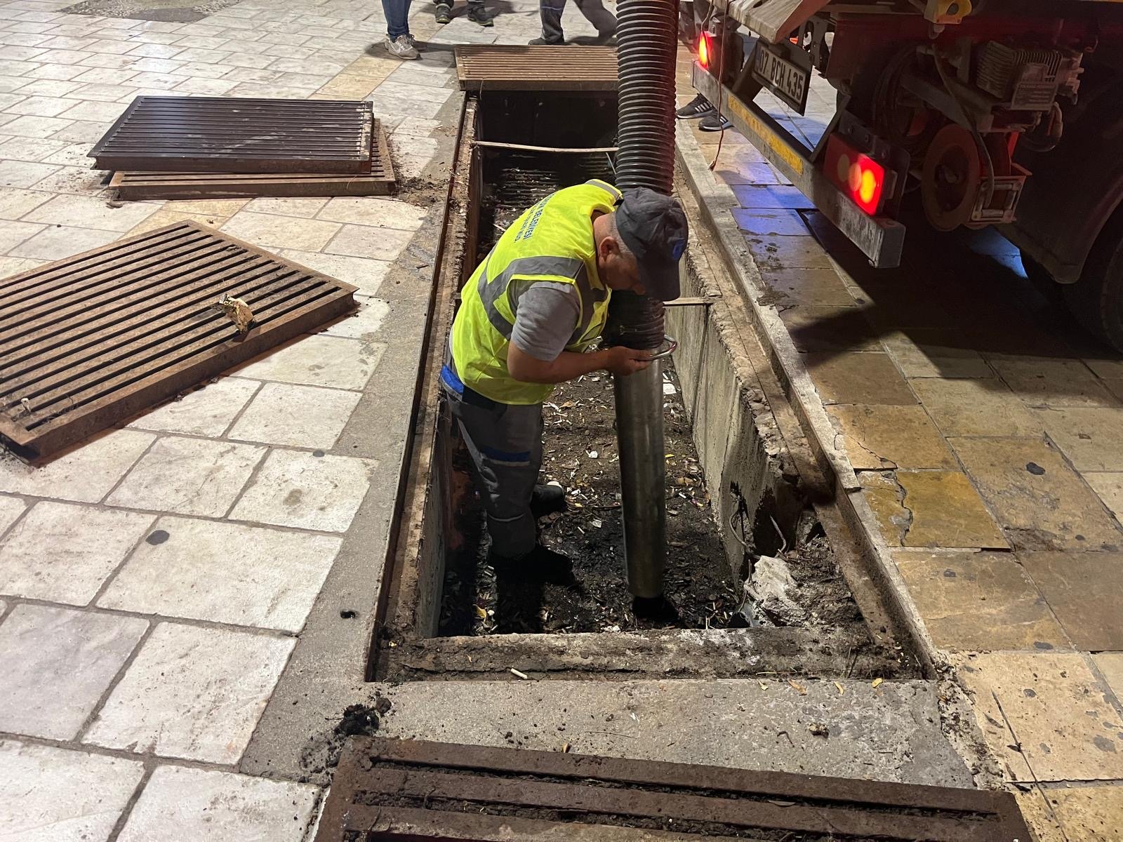 Çarşı Mahallesi’nde Mazgal Temizliği ve İlaçlama Çalışması