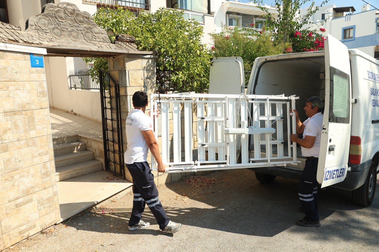 Bodrum Belediyesi Medikal Malzeme Desteğini Sürdürüyor