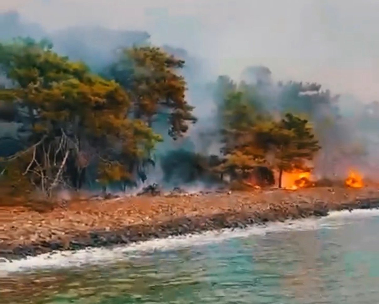Marmaris Aksaz’da yangınla mücadele sürüyor