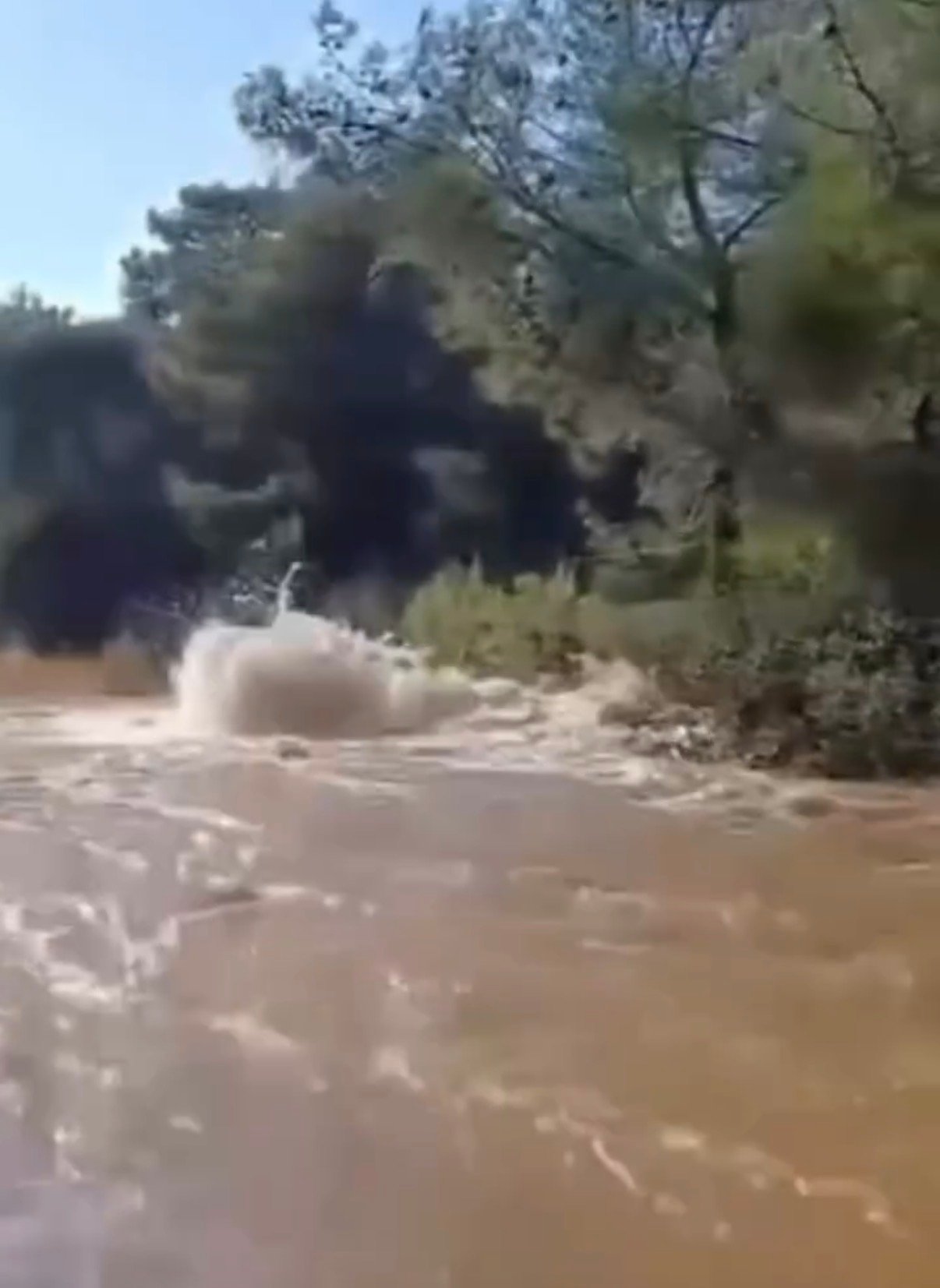 MUSKİ yine gündemde: Tonlarca su yola aktı, araç zarar gördü