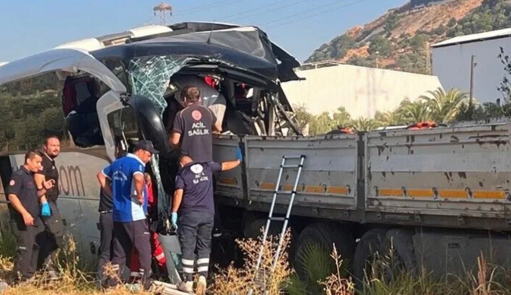 Milas-Söke Karayolunda Feci Kaza: Tur Otobüsünün Tıra Çarptığı kazada 2 kişi hayatını kaybetti, 18 kişi yaralandı