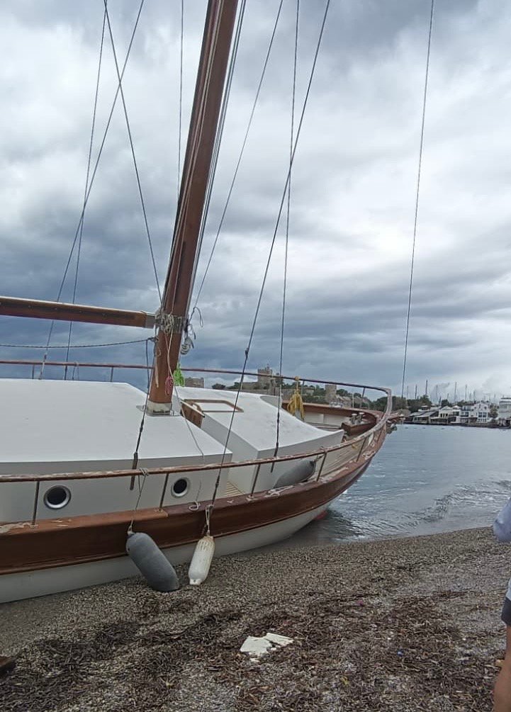 Bodrum’u ve Kos Adası’nı Fırtına Vurdu: 15 Metrelik Yelkenli Sahile Oturdu