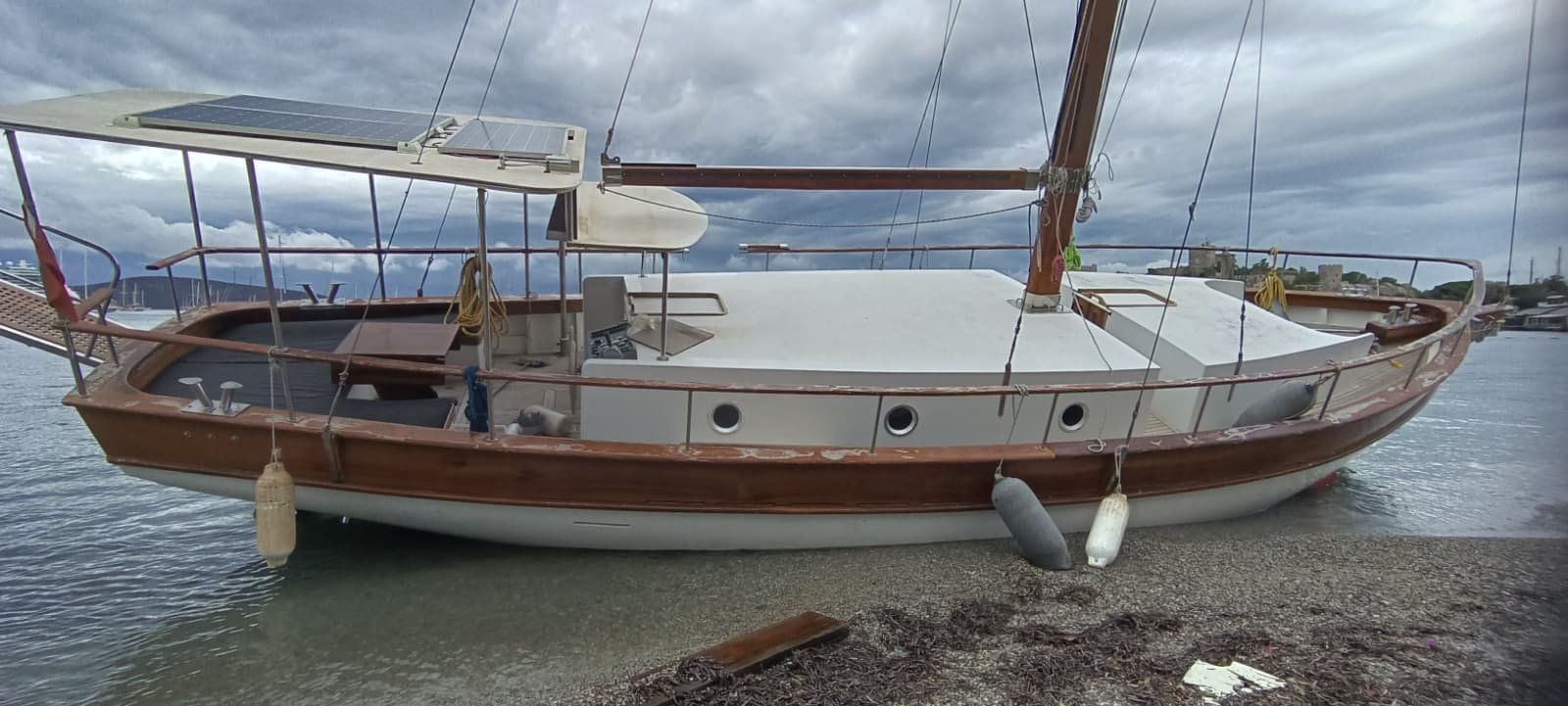 Bodrum’u ve Kos Adası’nı Fırtına Vurdu: 15 Metrelik Yelkenli Sahile Oturdu