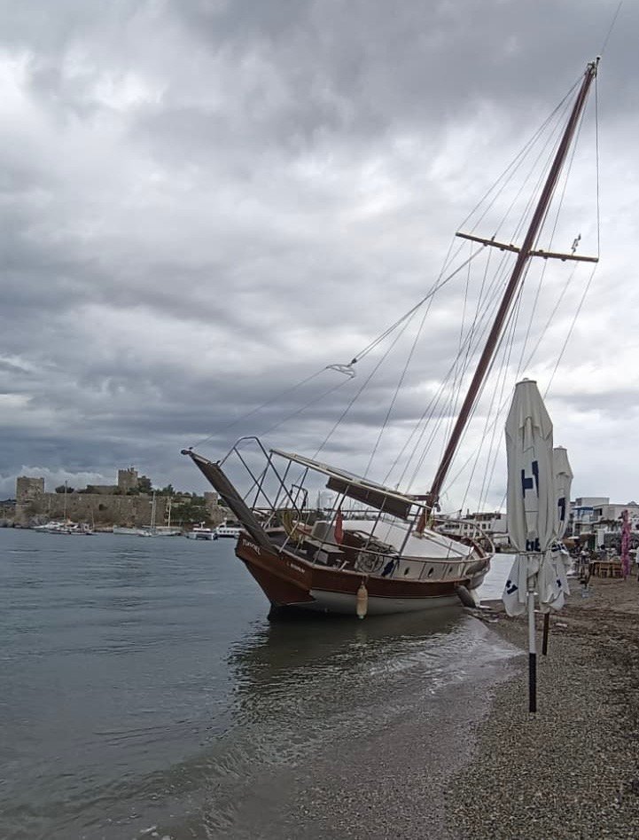 Bodrum’u ve Kos’u Fırtına Vurdu: 15 Metrelik Yelkenli Sahile Oturdu