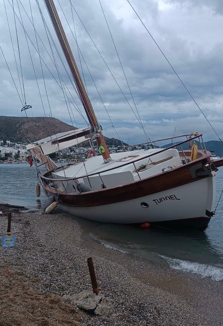 Bodrum’u ve Kos’u Fırtına Vurdu: 15 Metrelik Yelkenli Sahile Oturdu